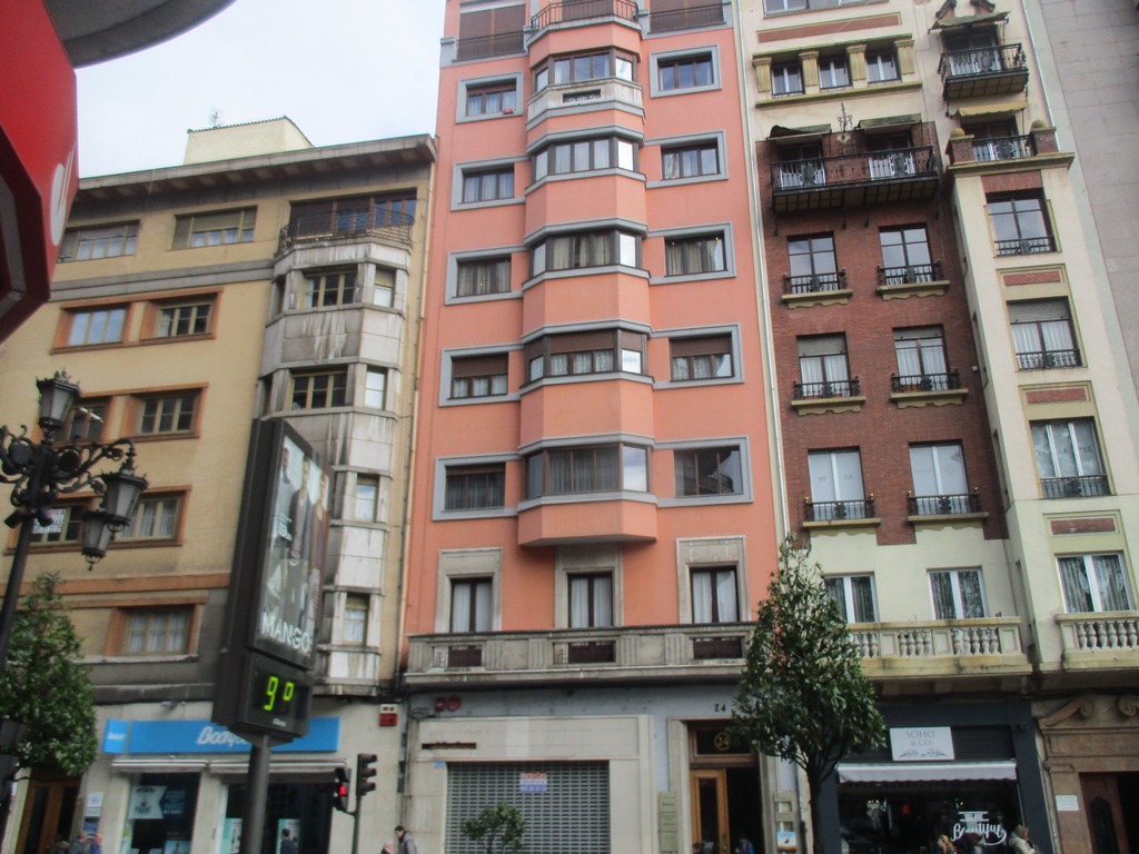 piso en planta segunda, destinado a oficinas y despachos, y susceptible de ser destinado a otros usos, en la calle Uría nº 24 de OVIEDO